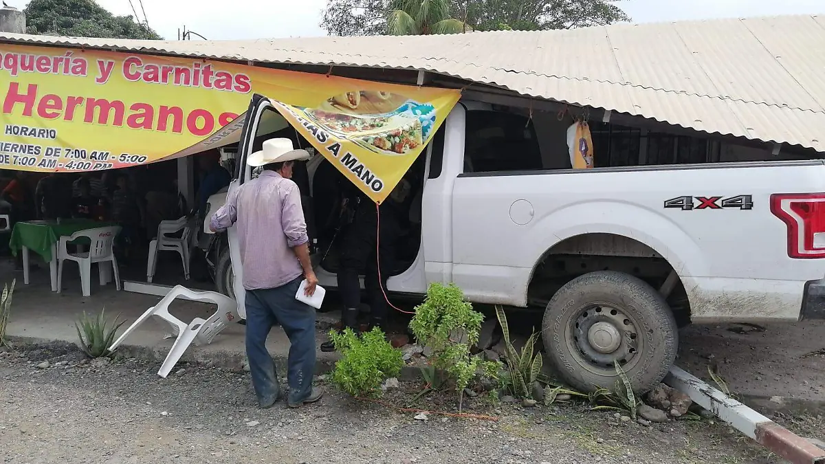 Se metió a taquería con todo y camioneta, una menor lesionada